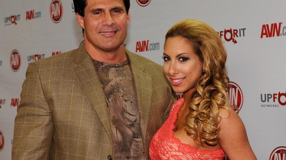 El ex jugador de las Grandes Ligas, José Canseco, junto a la modelo Leila Shennib, el 21 de enero de 2012 en Las Vegas.