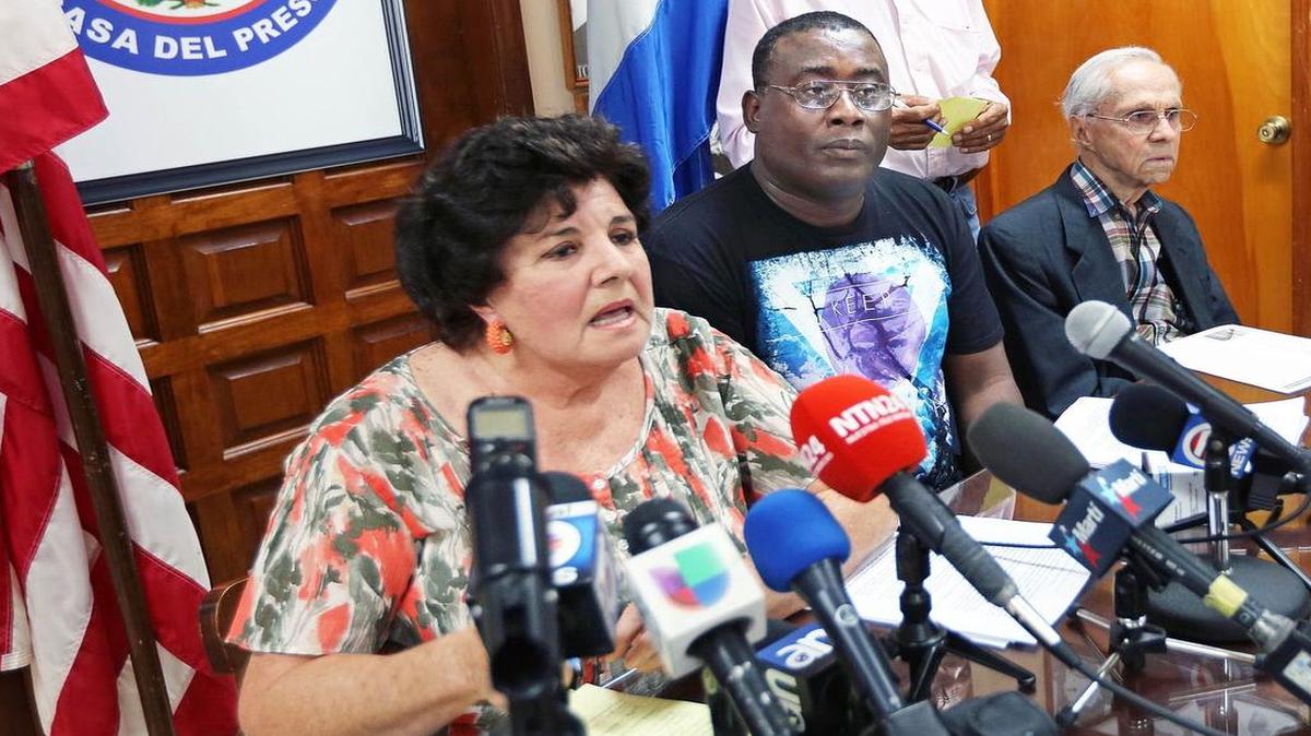 
Los ex presos políticos cubanos Nelis Rojas y Jorge Luis García Pérez “Antúnez” (centro) durante una conferencia el martes 16 de junio del 2015 en la Casa del Preso en Miami.
