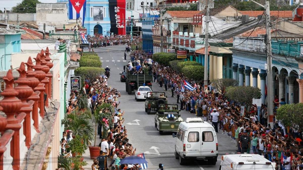 El cortejo fúnebre que atraviesa Cuba, con las cenizas de Castro hacia el cementerio de Sta. Ifigenia en Santiago, llega a Las Tunas, donde es esperado por todo el pueblo.