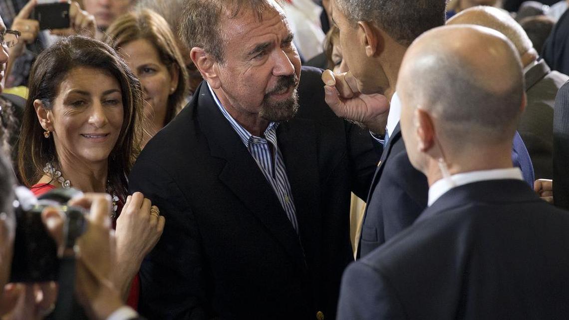 El millonario de origen cubano Jorge Pérez saluda al entonces presidente Barack Obama en La Habana durante su visita a Cuba, el 21 de marzo del 2016.