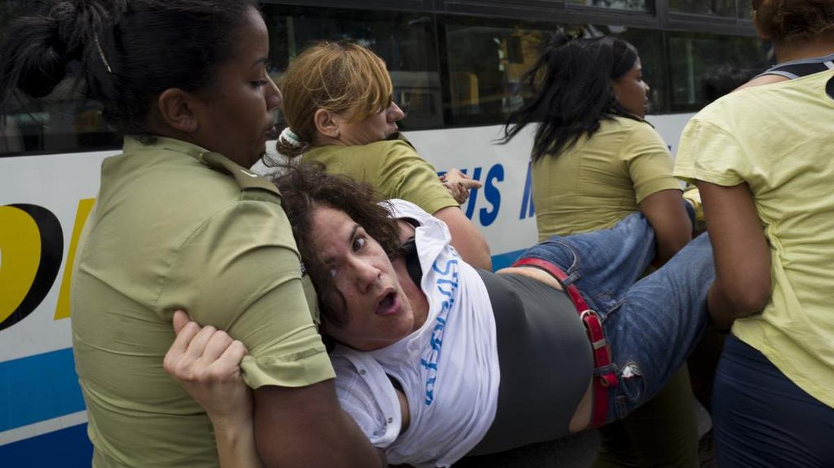 Una activista de las Damas de Blanco es detenida durante una protesta en La Habana