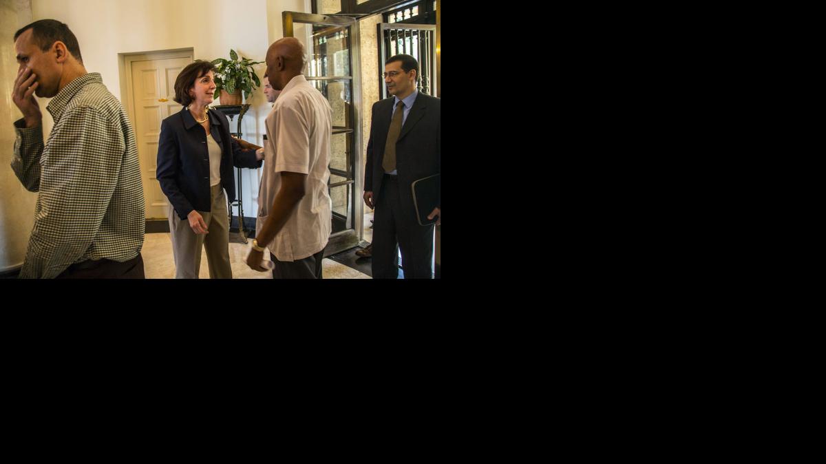 
Roberta Jacobson, subsecretaria de Estado para los Asuntos del Hemisferio Occidental, saluda al disidente cubano Guillermo Fariñas (centro), en la residencia oficial de la Sección de Intereses de EEUU en La Habana, el viernes 23 de enero de 2015. Los opositores cubanos Antonio Rodiles (der.) y José Daniel Ferrer (izq.) también están en la imagen. 
