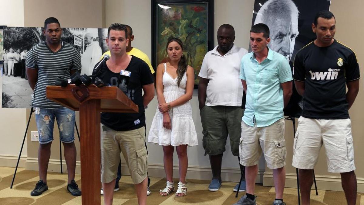 En la foto de archivo, un grupo de inmigrantes cubanos que llegaron al sur de la Florida durante el verano y dormían en el estacionamiento de la agencia de ayuda a refugiados Church World Service en Doral.