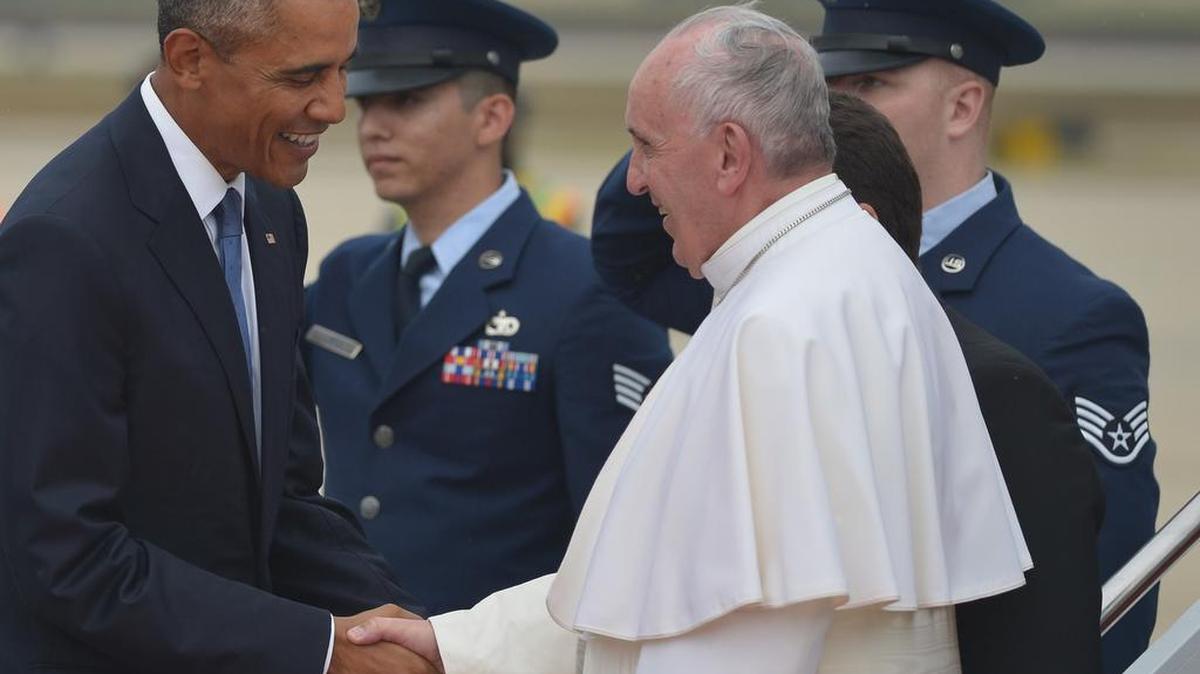 El presidente estadounidense Barack Obama le da la bienvenida al papa Francisco, el martes en la Base Aérea Andrews en Maryland. El papa estará en Estados Unidos para una visita de seis días.