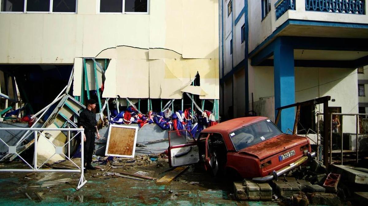 Un vehículo se encuentra inmerso en un edificio a pocos metros del edificio de la Embajada de los Estados Unidos, en La Habana.