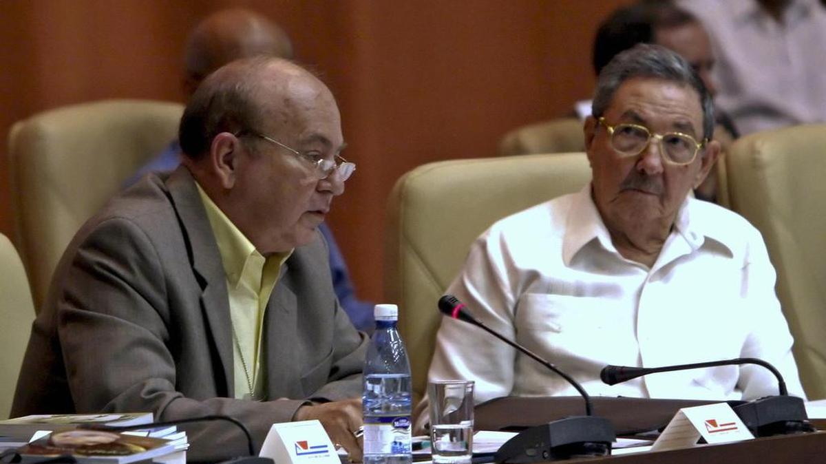 Miguel Barnet, presidente de la Uneac, junto al gobernante Raúl Castro en una fotografía de archivo del 1 de abril de 2008.