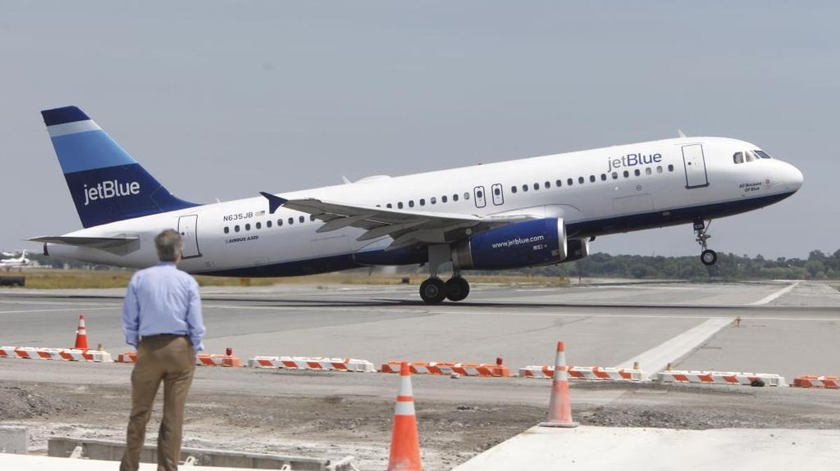 Cuando el avión de JetBlue despegue de Fort Lauderdale con destino a Santa Clara este miércoles, después de un saludo con cañones de agua, se convertirá en el primer vuelo comercial entre Estados Unidos y Cuba desde 1961.