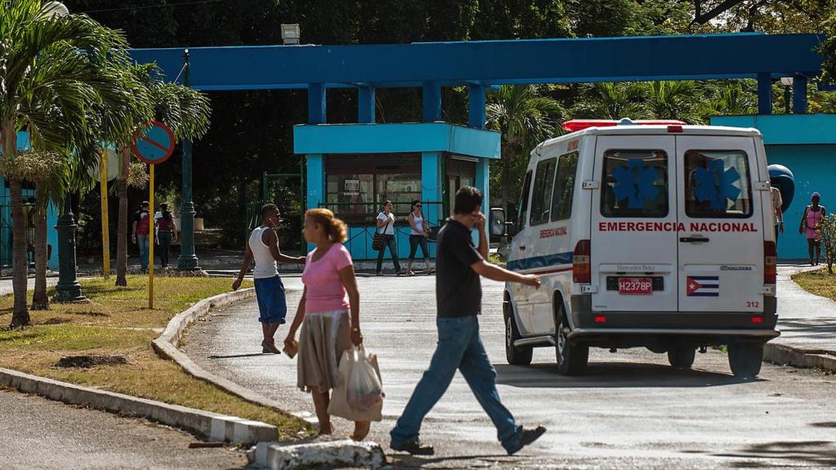 Foto de archivo de una ambulancia llegando a un hospital del municipio de Cerro, en La Habana, Cuba.