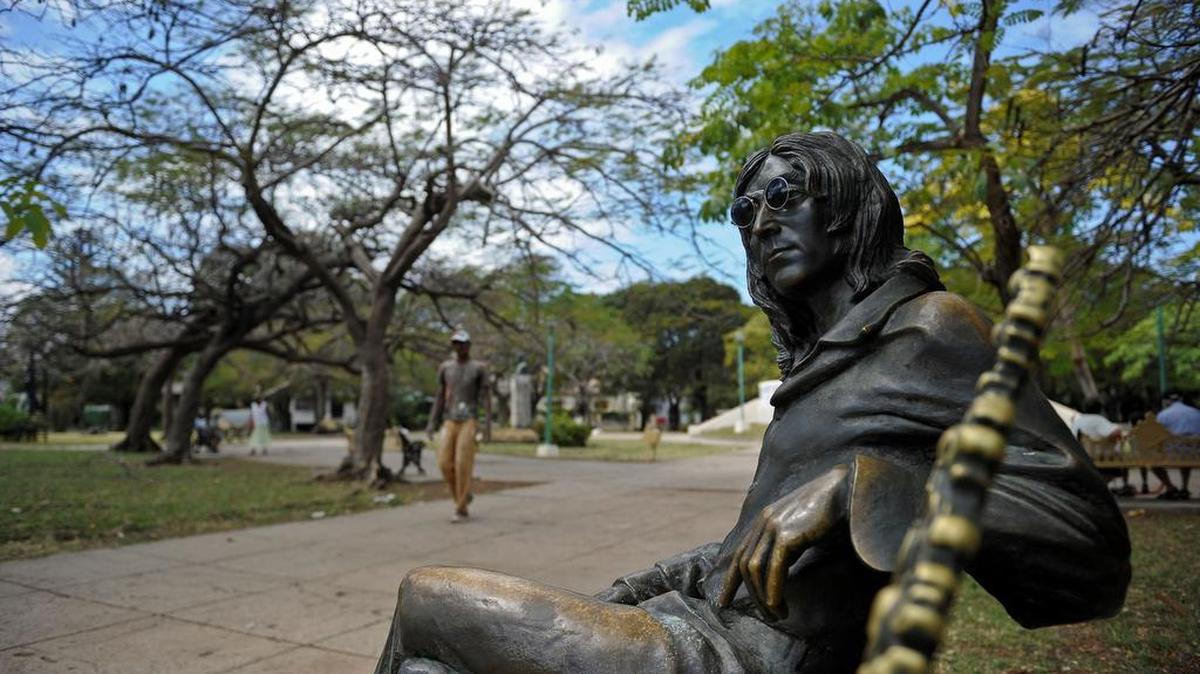 Vista de una estatua del fallecido británico ex-Beatle John Lennon en un parque de La Habana, el 11 de marzo de 2017.