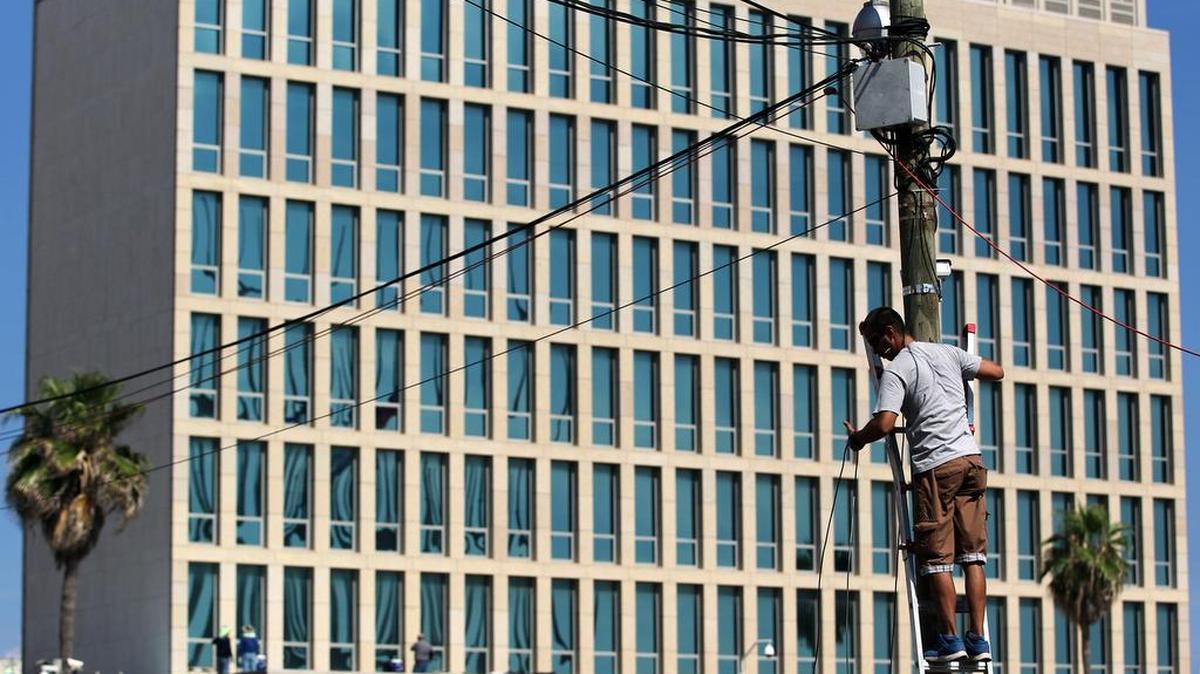 
Trabajadores cubanos y estadounidenses ultiman detalles dentro y fuera de la Embajada de Estados Unidos en La Habana (Cuba) el jueves 13 de agosto de 2015.

