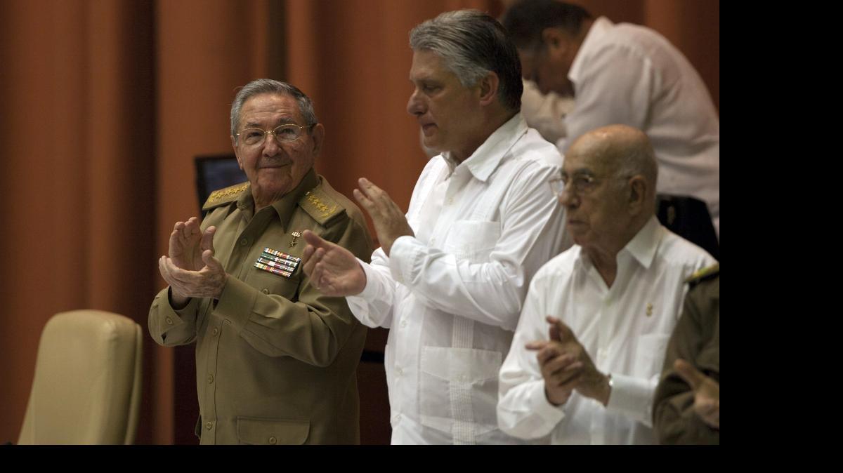 
Fotografía cedida por Cubadebate del gobernante cubano Raúl Castro (i) junto con el primer vicepresidente Miguel Diaz-Canel (c) en la primera sesión pleno ordinario de la Asamblea Nacional de Cuba hoy, miércoles 15 de julio del 2015, en el Palacio de Convenciones de La Habana (Cuba). 
