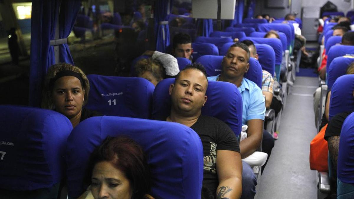Cubanos en tránsito hacia EEUU viajan en un autobús hoy, viernes 5 de febrero de 2016, en el paso por la frontera La Hachadura, entre Guatemala y El Salvador, ubicado a 124 kilómetros al oeste de la capital.