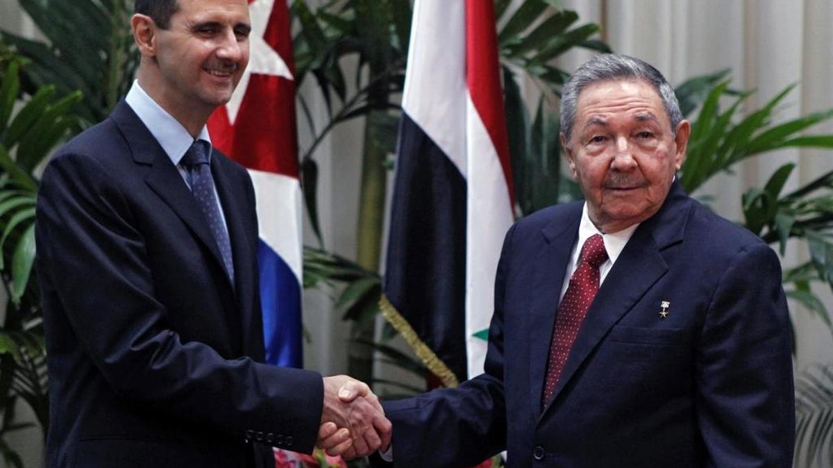 El gobernante cubano Raúl Castro (der.) con el presidente sirio Bashar Al Assad (L) en el Palacio de la Revolución en La Habana, en foto de archivo.