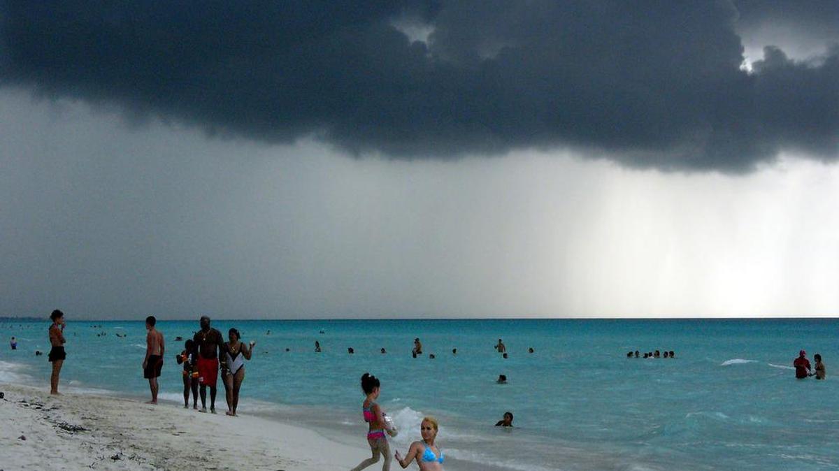 Una madre cubana y un niño en la playa en Varadero.