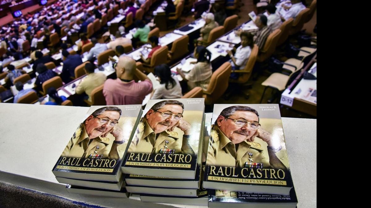 
Varias copias de la biografía oficial de Raúl Castro, presentadas en el Parlamento cubano este martes, 14 de julio. 
