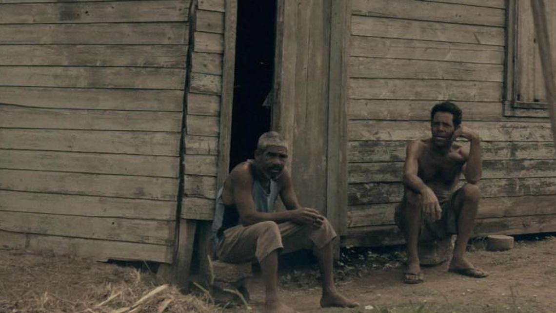 El paso del huracán Kate en 1985 dejó a muchos campesinos sin casa, quienes con sus bajos salarios no pueden repararlas o construirlas.