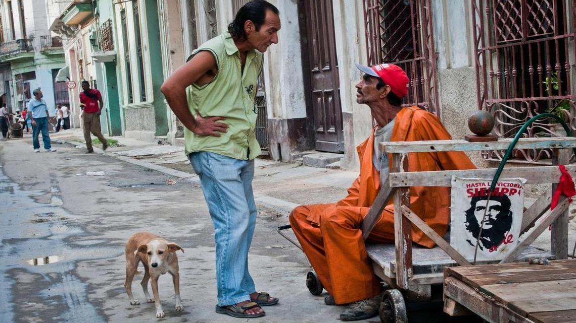 Dos hombres conversan en una calle de La Habana el 7 de enero del 2015.