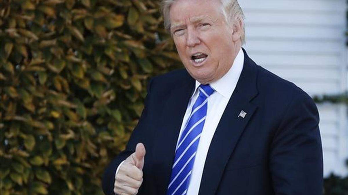 En esta imagen de archivo, tomada 19 de noviembre de 2016, el presidente electo de Estados Unidos, Donald Trump, hace un gesto con el pulgar a su llegada al Trump National Golf Club Bedminster en Bedminster, New Jersey,