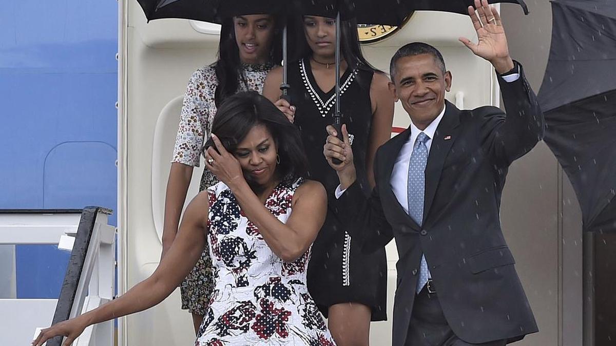 El presidente Barack Obama y su familia bajan del avión presidencial el domingo en La Habana.