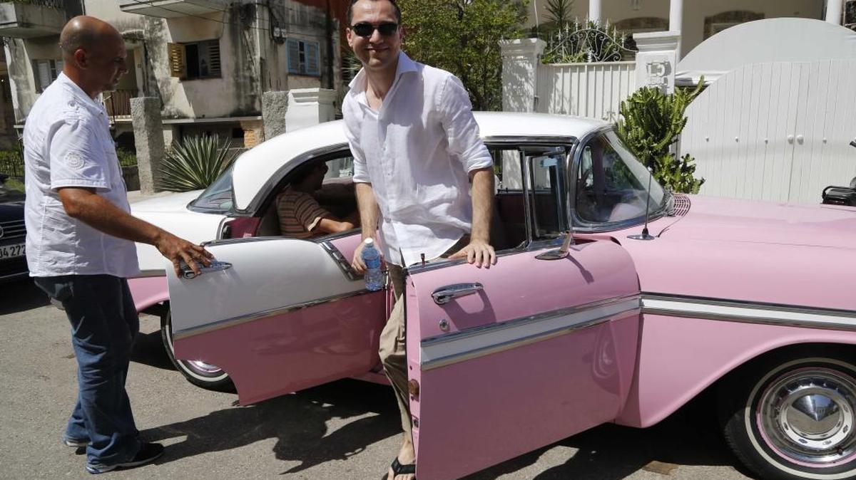 El cofundador de la plataforma Airbnb Nathan Blecharczyk sale de un auto clásico en La Habana a su llegada a una casa que alquila a turistas en La Habana, en junio del 2015.