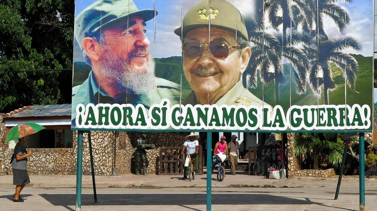 Esta foto de archivo tomada el 29 de julio de 2016 en La Habana muestra un póster del gobernante cubano Raúl Castro y su hermano Fidel.