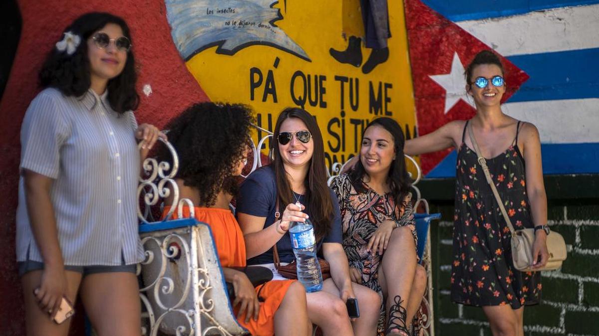 La joven cubanoamericana Miranda Hernández (centro) habla con otras personas que viajaron con el programa CubaOne, en una imagen del 12 de junio del 2016. El programa se inspira en el restablecimiento de las relaciones entre Estados Unidos y Cuba, y lleva a hijos y nietos de exiliados de visita a la isla.