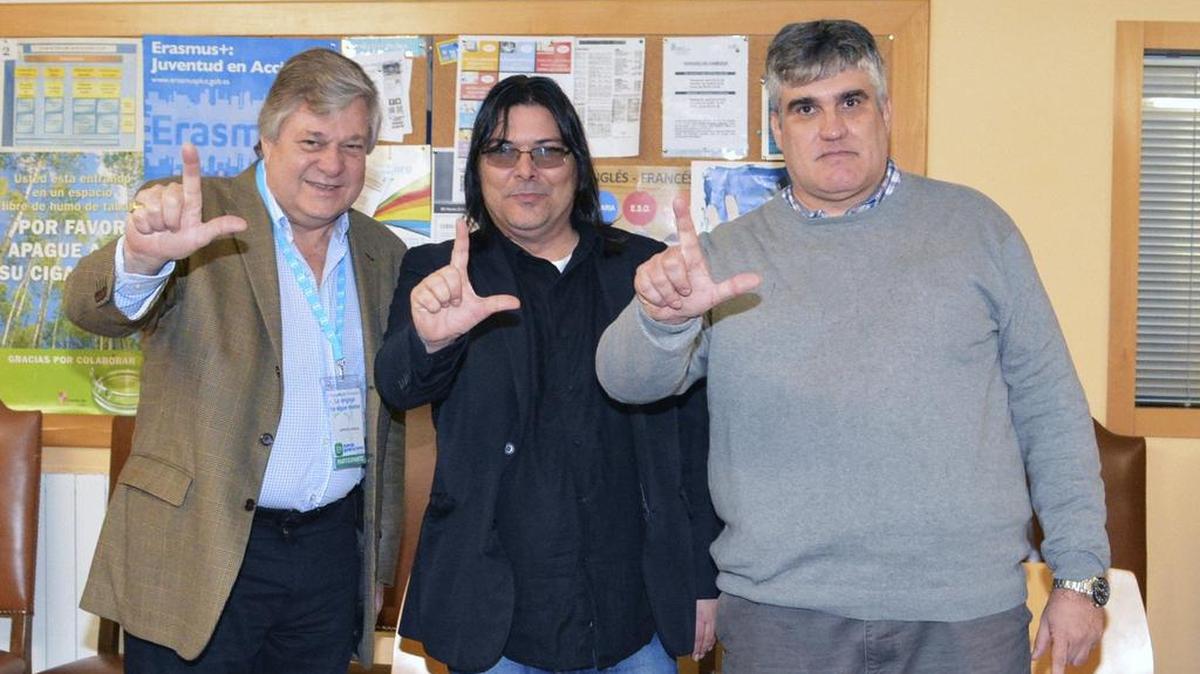 El opositor del régimen cubano, Carlos Paya (i); el padre del opositor venezolano Leopoldo López, Leopoldo López Gil (c); y el portavoz del Movimiento Cristiano Liberación Regis Iglesias (d), charlan antes de participar en una mesa sobre el estado de las libertades en el mundo en Palencia.