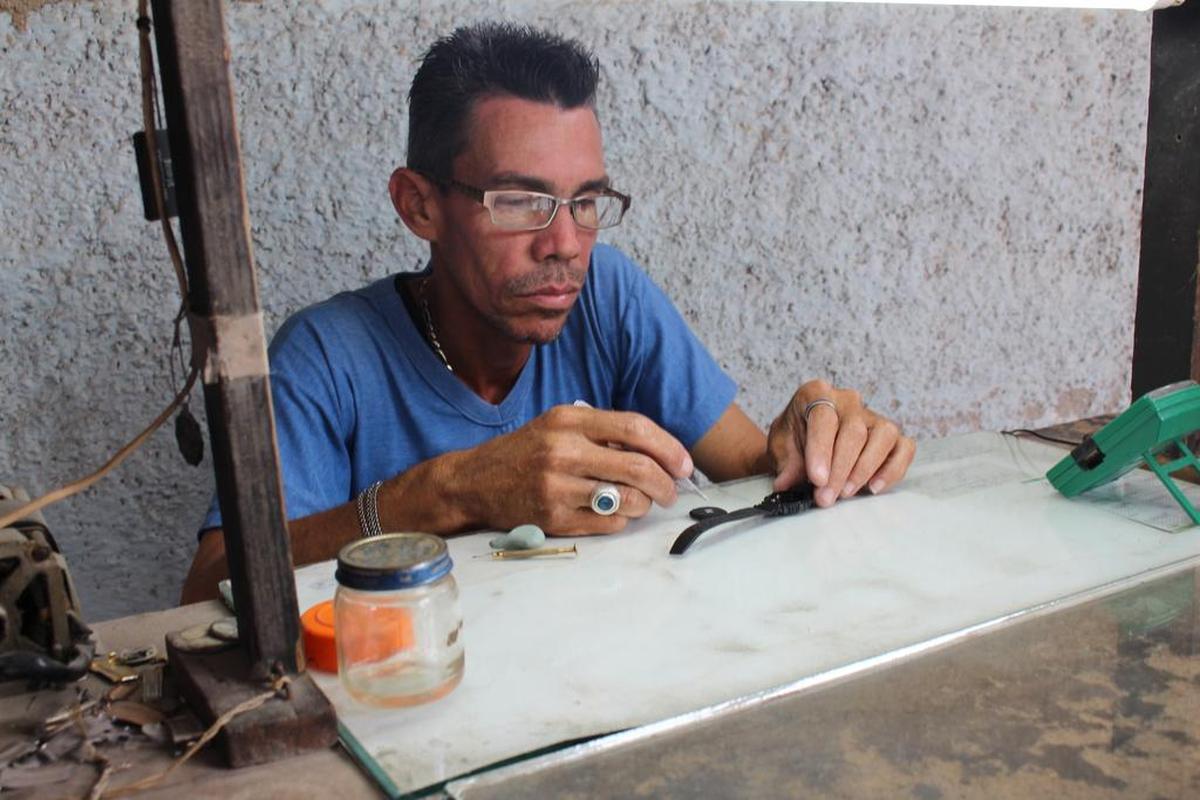 Lionel Lima Verdecia tienen un pequeño local de reparación de relojes en Guanabacoa, Cuba.