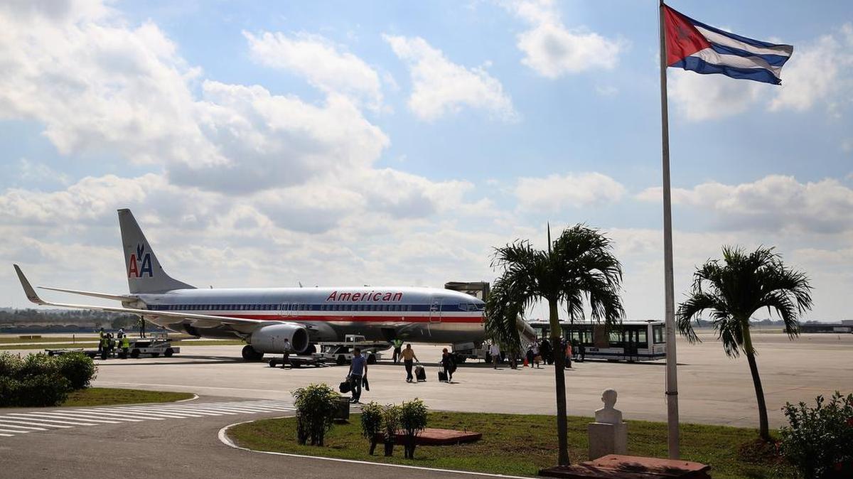 
Pasajeros desembarcan de un vuelo charter de America Airlines en el Aeropuerto Internacional José Martí, en La Habana, Cuba, el 19 de enero de 2015.  

