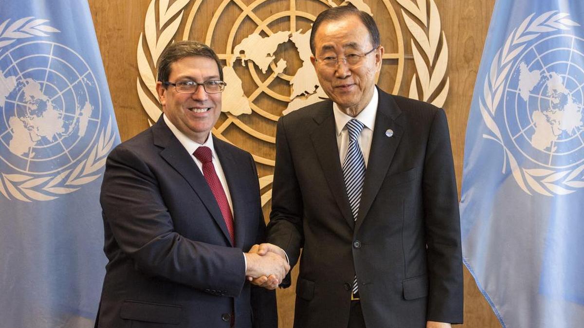 El secretario general de la ONU, Ban Ki-moon (d) saluda al ministro de Relaciones Exteriores de Cuba, Bruno Eduardo Rodriguez (i) durante una reunión el viernes 23 de septiembre, en la sede de las Naciones Unidas en Nueva York (Estados Unidos).