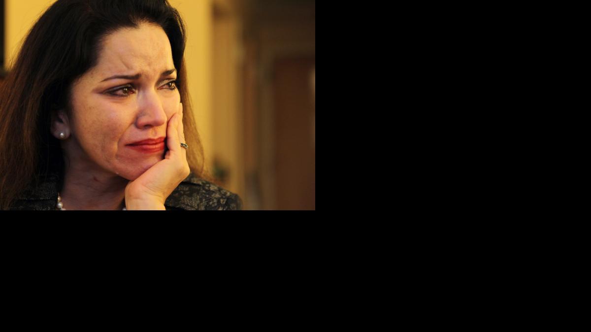 
La doctora Lillian Guerra, profesora de la Universidad de Florida en Gainesville, no puede contener la emoción al escuchar los recuerdos de Felipe Aguilar.




