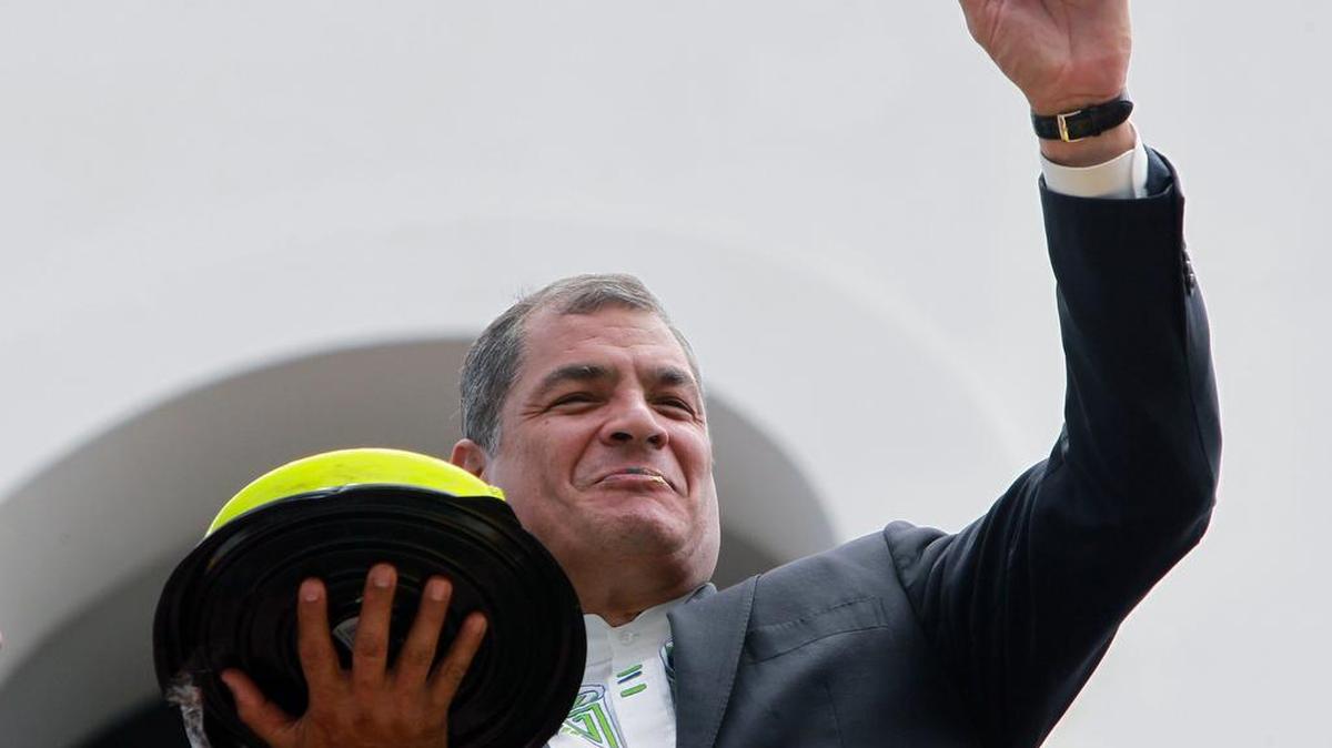El presidente de Ecuador, Rafael Correa, saluda a sus simpatizantes celebrando la victoria del Partido Alianza Pais donde resulto electo Lenin Moreno como el nuevo Presidente del Ecuador.