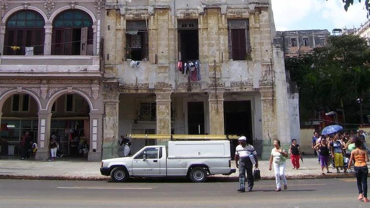 Vista general del hotel "Perla de Cuba" ubicado en el Parque de la Fraternidad, en Centro Habana.