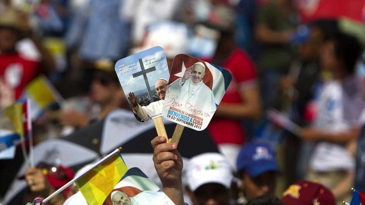 
Un grupo de personas asiste a la misa del papa Francisco hoy, lunes 21 de septiembre de 2015, en la Plaza de la Revolución Calixto García, en Holguín (Cuba).
