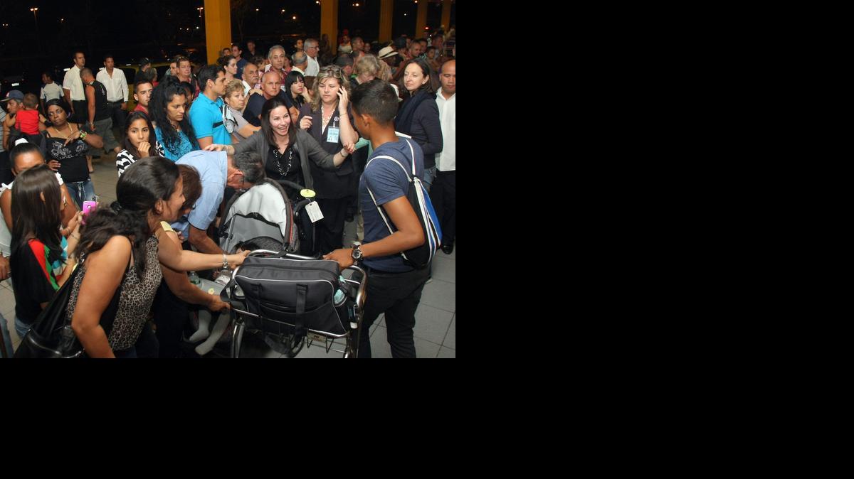 
 Un grupo de personas aguarda la llegada del vuelo de Nueva York hasta la Habana el martes 17 de marzo del 2015 en la capital cubana. 
