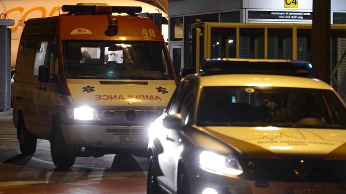 
La ambulancia que traslada al médico cubano Félix Báez Sarría, infectado con ébola en Sierra Leona, sale la noche del jueves del aeropuerto internacional de Ginebra rumbo al Hospital Universitario, donde recibirá atención especializada.
