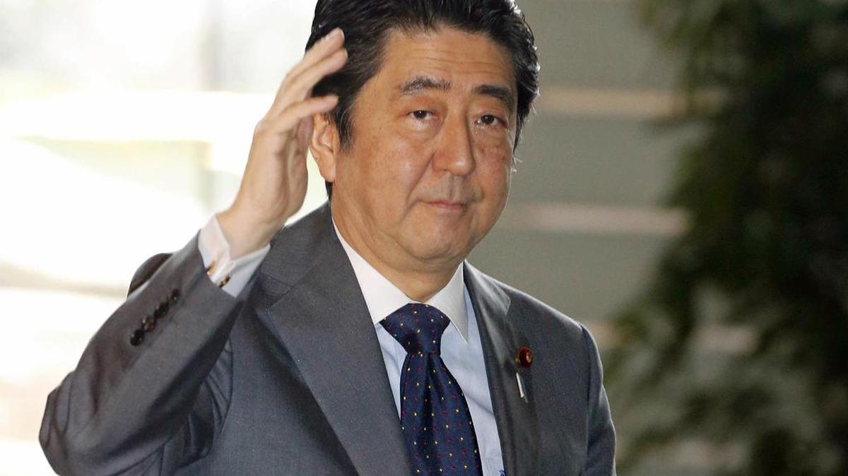 El primer ministro nipón Shinzo Abe arriba a su residencia en Tokio el 24 de este mes.