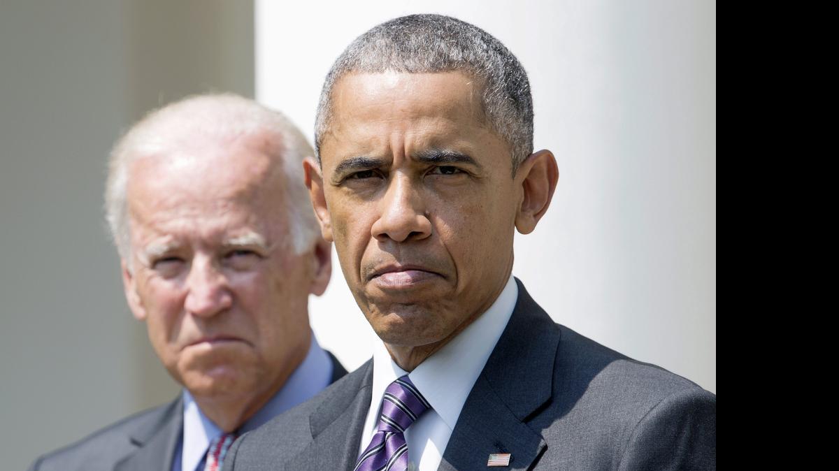 
 El presidente de EEUU, Barack Obama (d) y el vicepresidente Joe Biden (i) durante una rueda de prensa en los jardines de la Casa Blanca en Washington, Estados Unidos hoy 1 de julio de 2015. 
