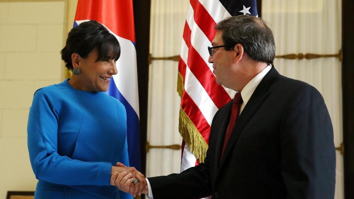 
La secretaria de Comercio de EE.UU, Penny Pritzker (i), se reúne con el canciller cubano Bruno Rodríguez (d), hoy, miércoles 7 de octubre de 2015, en La Habana (Cuba). Pritzker se reunirá con autoridades cubanas como el vicepresidente Ricardo Cabrisas en su último día de su visita a la isla.
