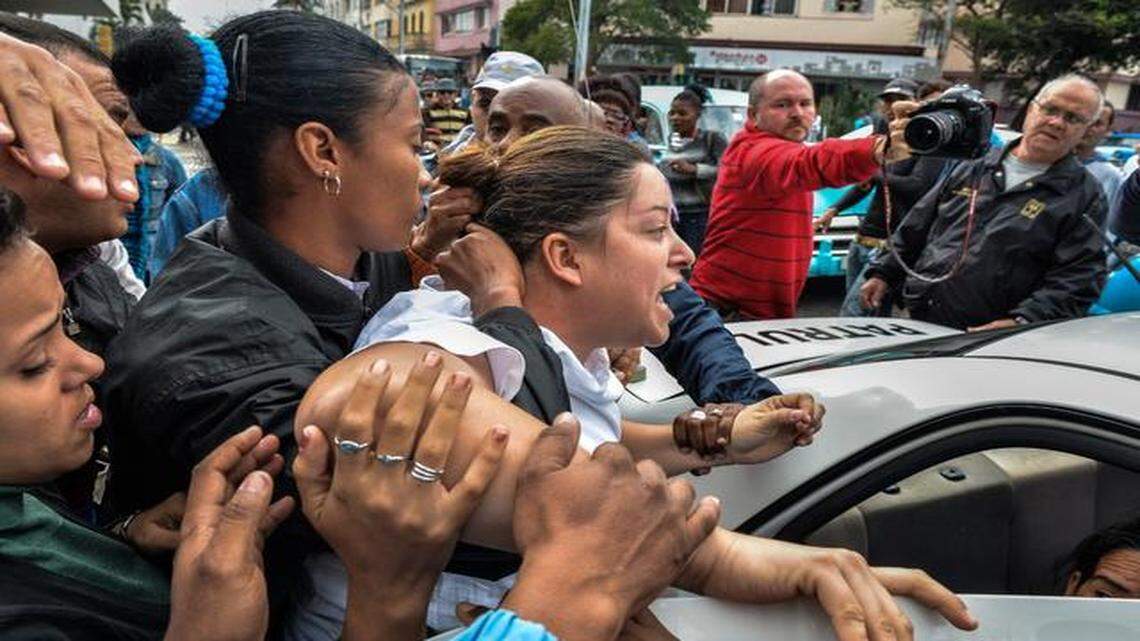 
Una integrante de las Damas de Blanco es arrestada el miércoles en La Habana durante una manifestación para conmemorar el Día Internacional de los Derechos Humanos.
