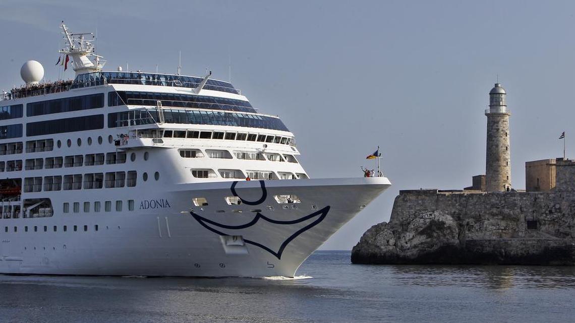 El buque Adonia de la compañía Fathom, filial de la empresa Carnival, a su llegada el lunes 2 de mayo de 2016, a La Habana (Cuba).
