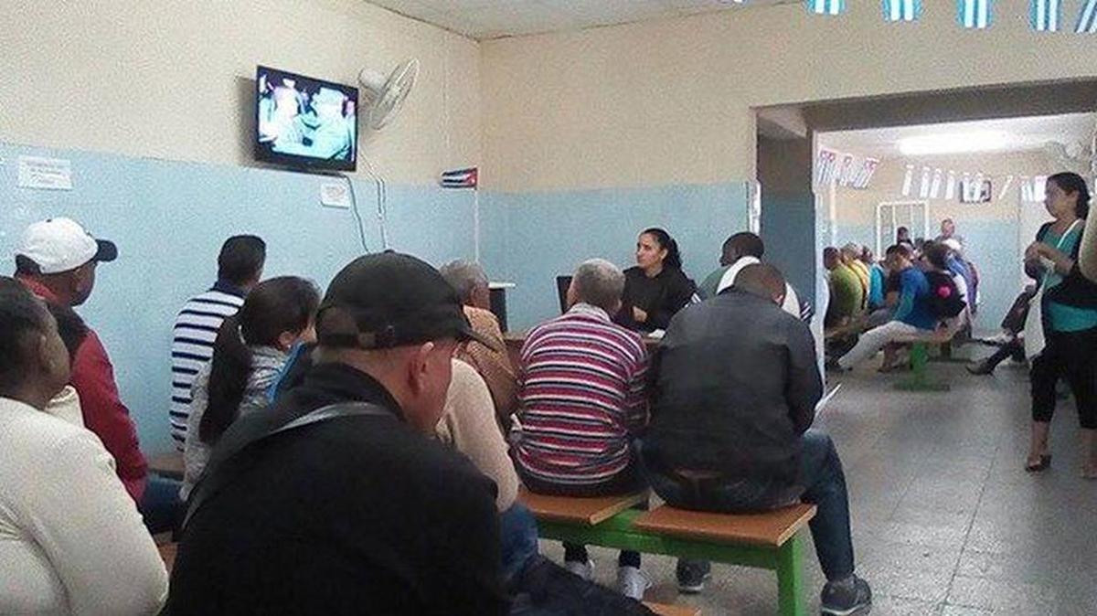 La unidad municipal de trámites de Cienfuegos con las imágenes de Fidel Castro en la pantalla.