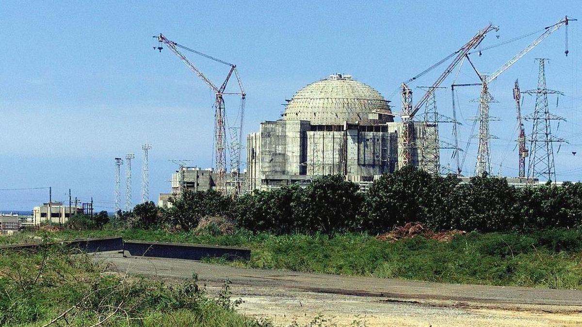 La central nuclear de Juragua, que los cubanos comenzaron a construir en 1980 con el apoyo financiero y técnico de la Unión Soviética, se mantiene inacabada. La construcción en la central eléctrica fue parada en 1991 en la caída de la Unión Soviética.
