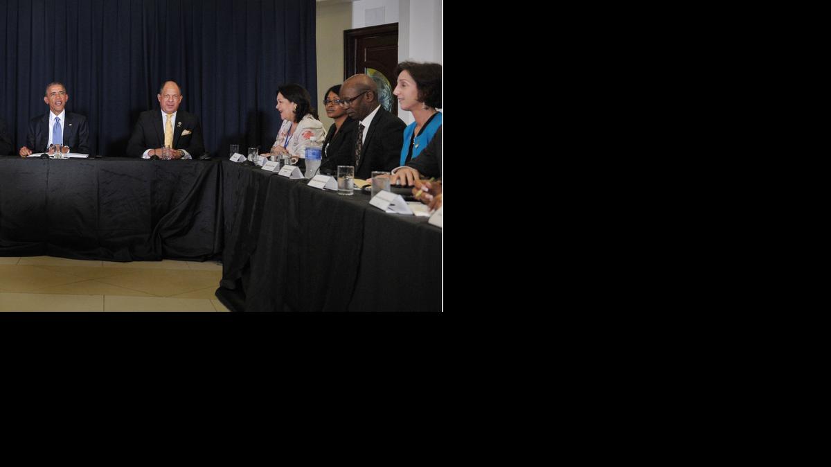 
Los presidentes Barack Obama (izq.), de EEUU, y Luis Guillermo Solís, de Costa Rica, se reúnen con disidentes cubanos y líderes de la sociedad civil el viernes en Ciudad de Panamá. A la derecha está el opositor cubano Manuel Cuesta Morúa y la subsecretaria de EEUU, Roberta Jacobson. 
