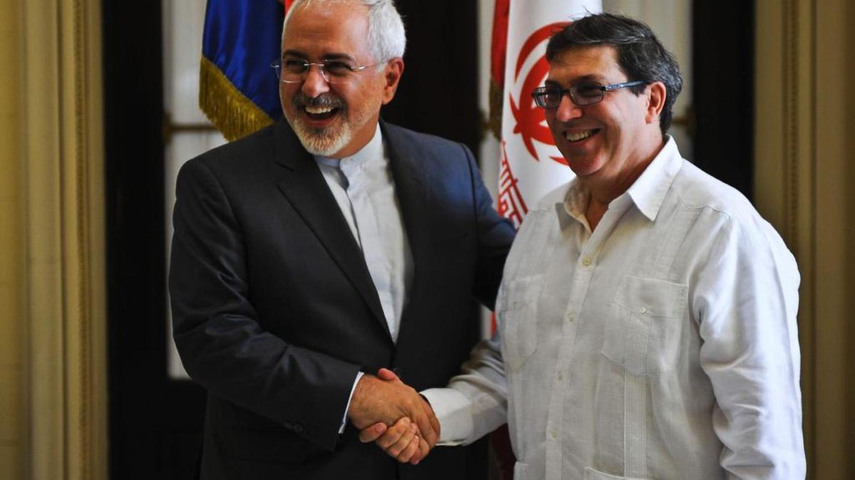 El canciller iraní, Javad Zarif (izq.) viajará también a Nicaragua, Ecuador, Chile, Bolivia, y Venezuela. En la foto junto a su homólogo cubano Bruno Rodríguez.