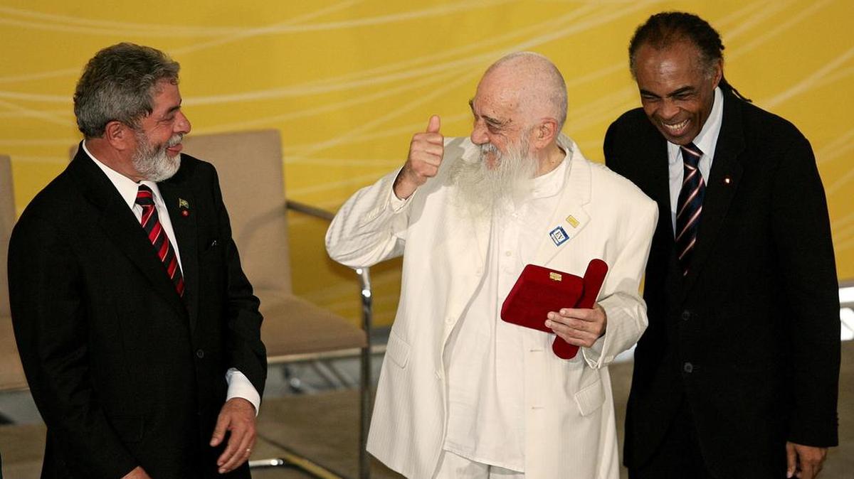 Esta foto de archivo tomada el 8 de noviembre de 2006 muestra al presidente brasileño Luiz Inácio Lula da Silva y al ministro de Cultura de Brasil, Gilberto Gil, riéndose después de otorgar al director de cine argentino Fernando Birri la Orden al Mérito Cultural en el Palacio de Planalto en Brasilia.