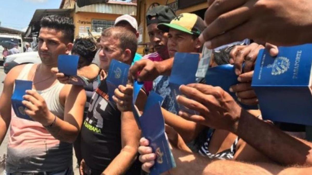 Decenas de cubanos muestran sus pasaportes tras la crisis desatada con el fin de la política de "pies secos/pies mojados".