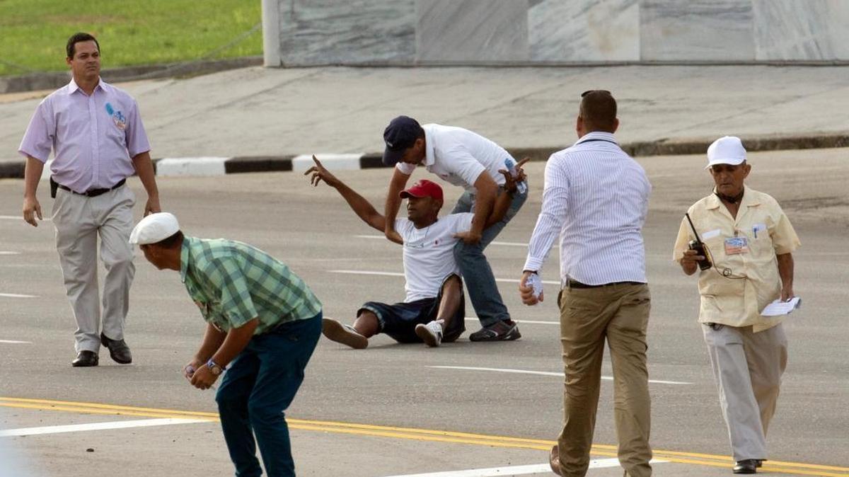 
El momento en que uno de dos opositores cubanos son detenidos este domingo en la Plaza de la Revolución de La Habana cuando comenzaron a gritar consignas contra el gobierno en momentos en que llegaba el papa Francisco en el papamóvil.

