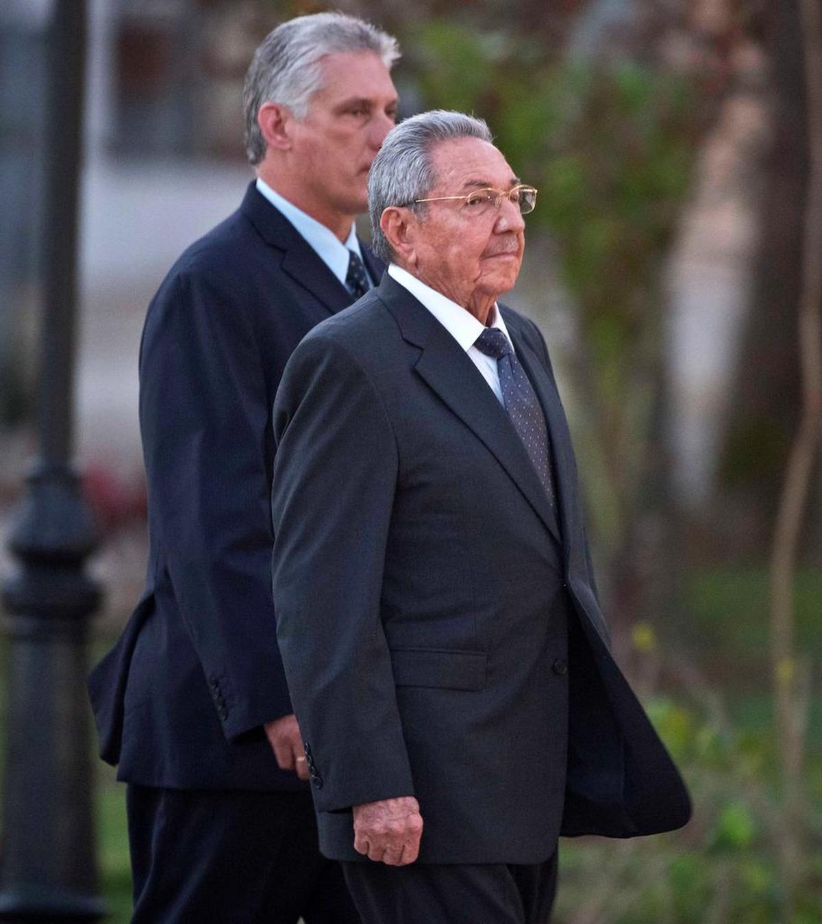 El gobernante cubano Raúl Castro junto al vicepresidente Miguel Díaz-Canel en la ceremonia del domingo en La Habana.