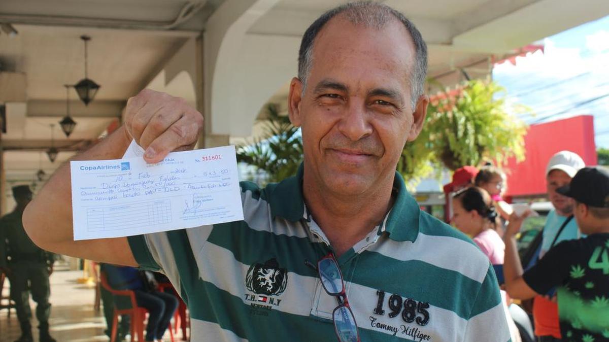 El cubano Diego Domínguez muestra el recibo de pago de su boleto de avión, por $523.50, para viajar a México, el miércoles 10 de febrero de 2016, en David (Panamá).